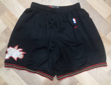 Load image into Gallery viewer, Vintage Shorts Philadelphia 76ers NBA Nike 1990&#39;s
