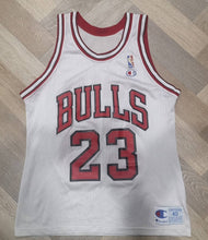 Load image into Gallery viewer, Vintage jersey Michael Jordan #23 Chicago Bulls NBA 1990&#39;s White
